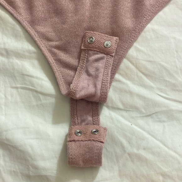 New-Pink Metallic Plunging V-Neck thong Bodysuit - Picture 6 of 7